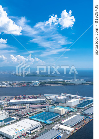 《大阪府》藍天白雲的大阪市容，夏日的大阪灣區 81929439