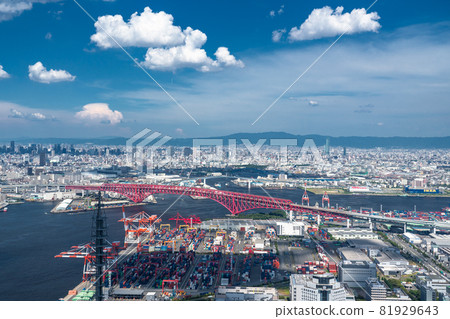 《大阪府》藍天白雲的大阪市容，夏日的大阪灣區 81929643