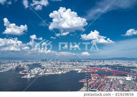 《大阪府》藍天白雲的大阪市容，夏日的大阪灣區 81929656