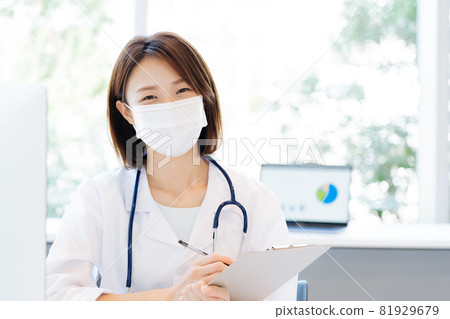 Female doctor in a mask to see a doctor Female doctor in a mask to see a doctor 81929679