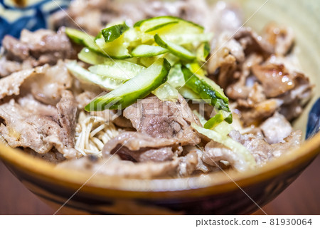 Home cooking meat soba 81930064