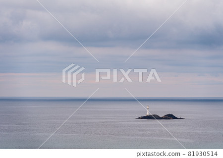 拍打角島美麗沙灘的海浪和被夕陽染紅的角島大橋的日落景色 81930514