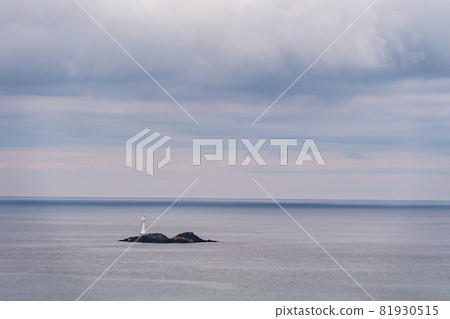拍打角島美麗沙灘的海浪和被夕陽染紅的角島大橋的日落景色 81930515