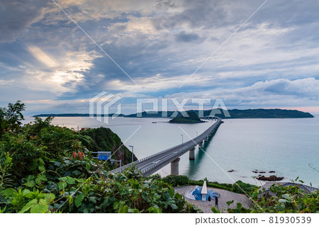 拍打角島美麗沙灘的海浪和被夕陽染紅的角島大橋的日落景色 拍打角島美麗沙灘的海浪和被夕陽染紅的角島大橋的日落景色 81930539