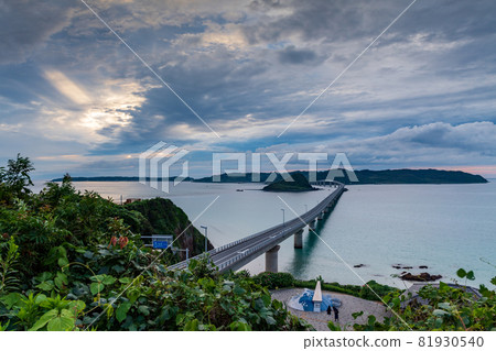 拍打角島美麗沙灘的海浪和被夕陽染紅的角島大橋的日落景色 拍打角島美麗沙灘的海浪和被夕陽染紅的角島大橋的日落景色 81930540