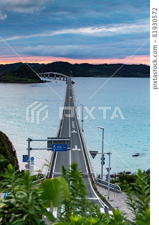 The waves crashing against the beautiful sandy beach of Tsunoshima and the sunset scenery of Tsunoshima Ohashi dyed in the sunset The waves crashing against the beautiful sandy beach of Tsunoshima and the sunset scenery of Tsunoshima Ohashi dyed in the sunset 81930572