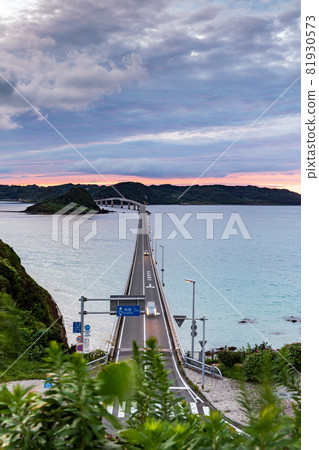 The waves crashing against the beautiful sandy beach of Tsunoshima and the sunset scenery of Tsunoshima Ohashi dyed in the sunset The waves crashing against the beautiful sandy beach of Tsunoshima and the sunset scenery of Tsunoshima Ohashi dyed in the sunset 81930573