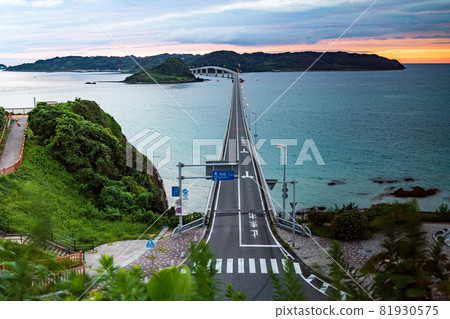 The waves crashing against the beautiful sandy beach of Tsunoshima and the sunset scenery of Tsunoshima Ohashi dyed in the sunset The waves crashing against the beautiful sandy beach of Tsunoshima and the sunset scenery of Tsunoshima Ohashi dyed in the sunset 81930575