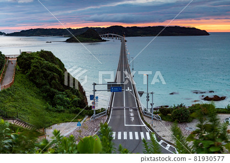 The waves crashing against the beautiful sandy beach of Tsunoshima and the sunset scenery of Tsunoshima Ohashi dyed in the sunset The waves crashing against the beautiful sandy beach of Tsunoshima and the sunset scenery of Tsunoshima Ohashi dyed in the sunset 81930577