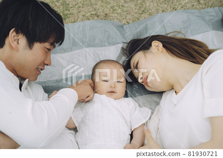 Parent and child sleeping on a leisure sheet Parent and child sleeping on a leisure sheet 81930721