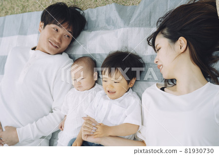 Parents and children sleeping on a leisure sheet (4 people) 81930730