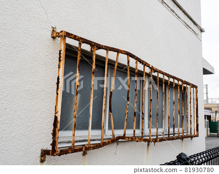 [Rusted intrusion prevention fence] Building deterioration points (aluminum sash) in the city 81930780