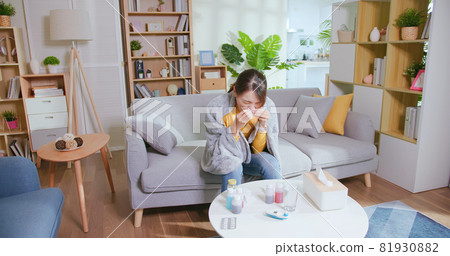 woman has running nose 81930882