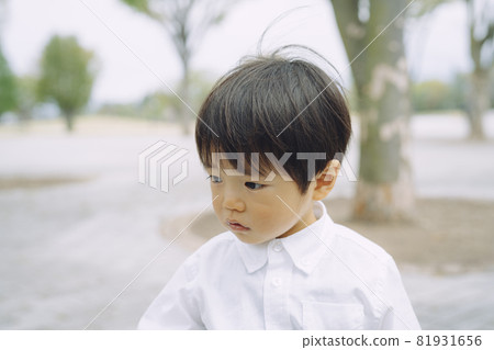 在公園玩耍的男孩(嚴肅) 在公園玩耍的男孩(嚴肅) 81931656