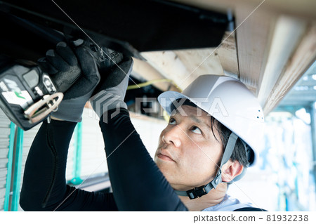 工匠在建築工地工作 81932238