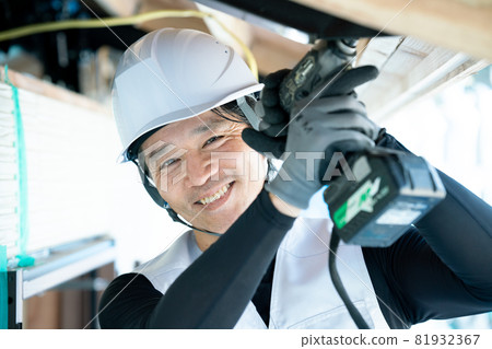 Workers working at construction sites Craftsmen working 81932367