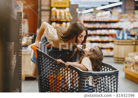 The family buys groceries at the supermarket 81932396