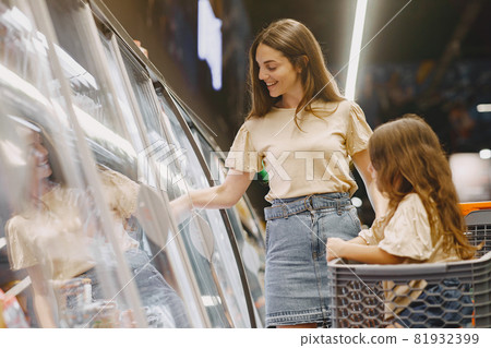The family buys groceries at the supermarket The family buys groceries at the supermarket 81932399