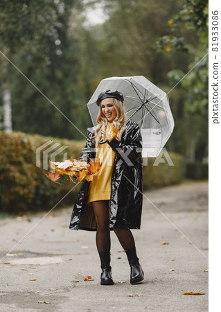Elegant woman in a autumn park 81933086