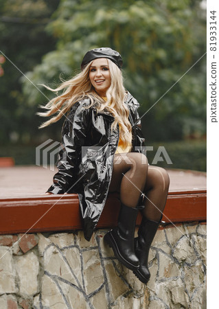 Elegant woman in a autumn park Elegant woman in a autumn park 81933144