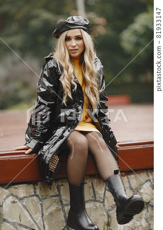 Elegant woman in a autumn park Elegant woman in a autumn park 81933147