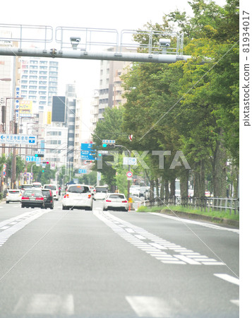 在城市道路上行駛 81934017