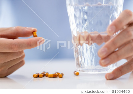 一個男人試圖拿膠囊的手 81934460