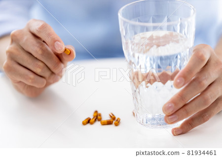 一個男人試圖拿膠囊的手 81934461