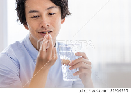男人試圖喝水膠囊 81934785