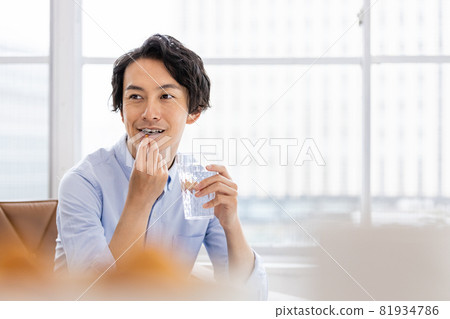 男人試圖喝水膠囊 81934786