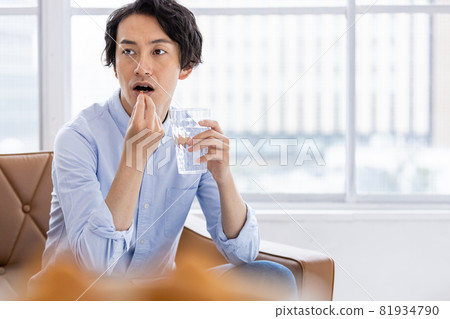 男人試圖喝水膠囊 81934790