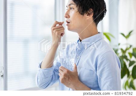 男人試圖喝水膠囊 男人試圖喝水膠囊 81934792