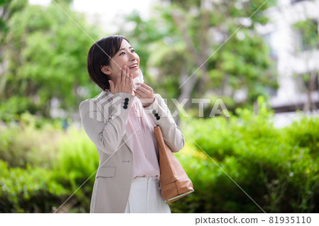 Business woman mask outdoor green 81935110