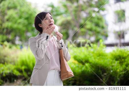 Business woman mask outdoor green 81935111