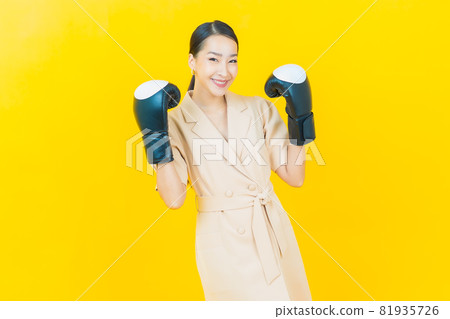Portrait beautiful young asian woman with boxing glove 81935726