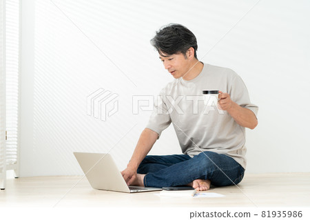 早上在家工作的中年男子 早上在家工作的中年男子 81935986