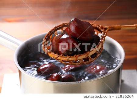 Tanba chestnuts from Kyoto prefecture in salt boiled Tanba chestnuts from Kyoto prefecture in salt boiled 81936264