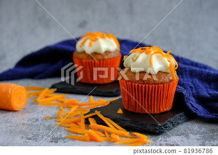 cakes next to grated carrots 81936786