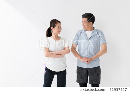 Senior couple sportswear diet worries 81937237