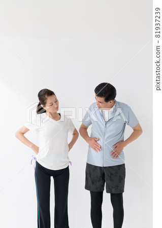 老年夫婦運動服飲食煩惱 81937239