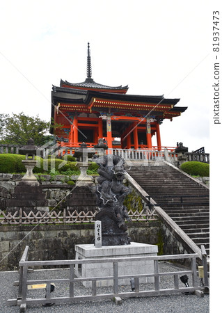 Kiyomizu Temple West Gate in Summer 81937473