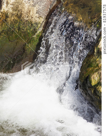 Splash of stream 81937578