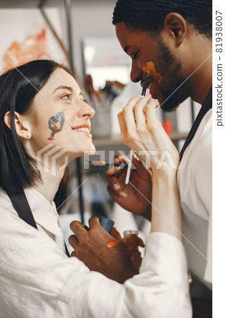 Mixed couple painting picture in workshop 81938007