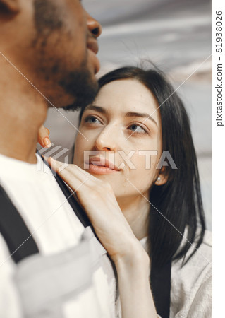 Mixed couple painting picture in workshop 81938026