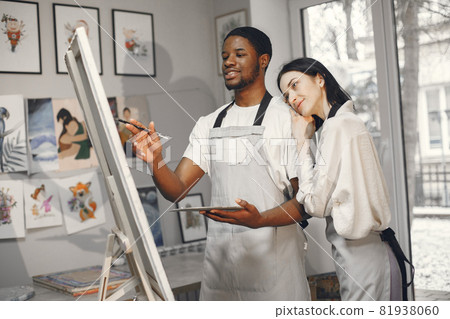 Mixed couple painting picture in workshop 81938060