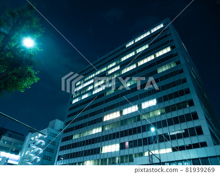 辦公大樓夜間的窗戶燈 81939269