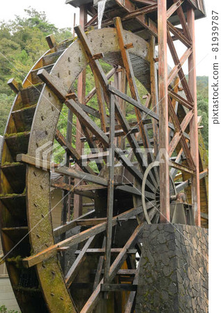 Large spinning water wheel Large spinning water wheel 81939787