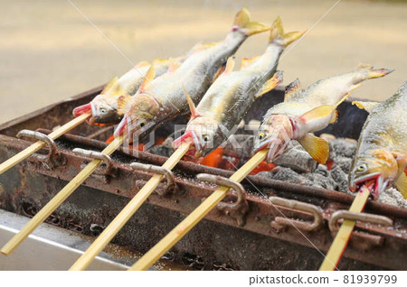 Grilled sweetfish with charcoal Grilled sweetfish with charcoal 81939799