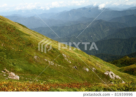 在傾斜的山上看山 81939996