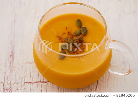 用肉桂和南瓜籽裝飾的濃郁南瓜布丁 81940200